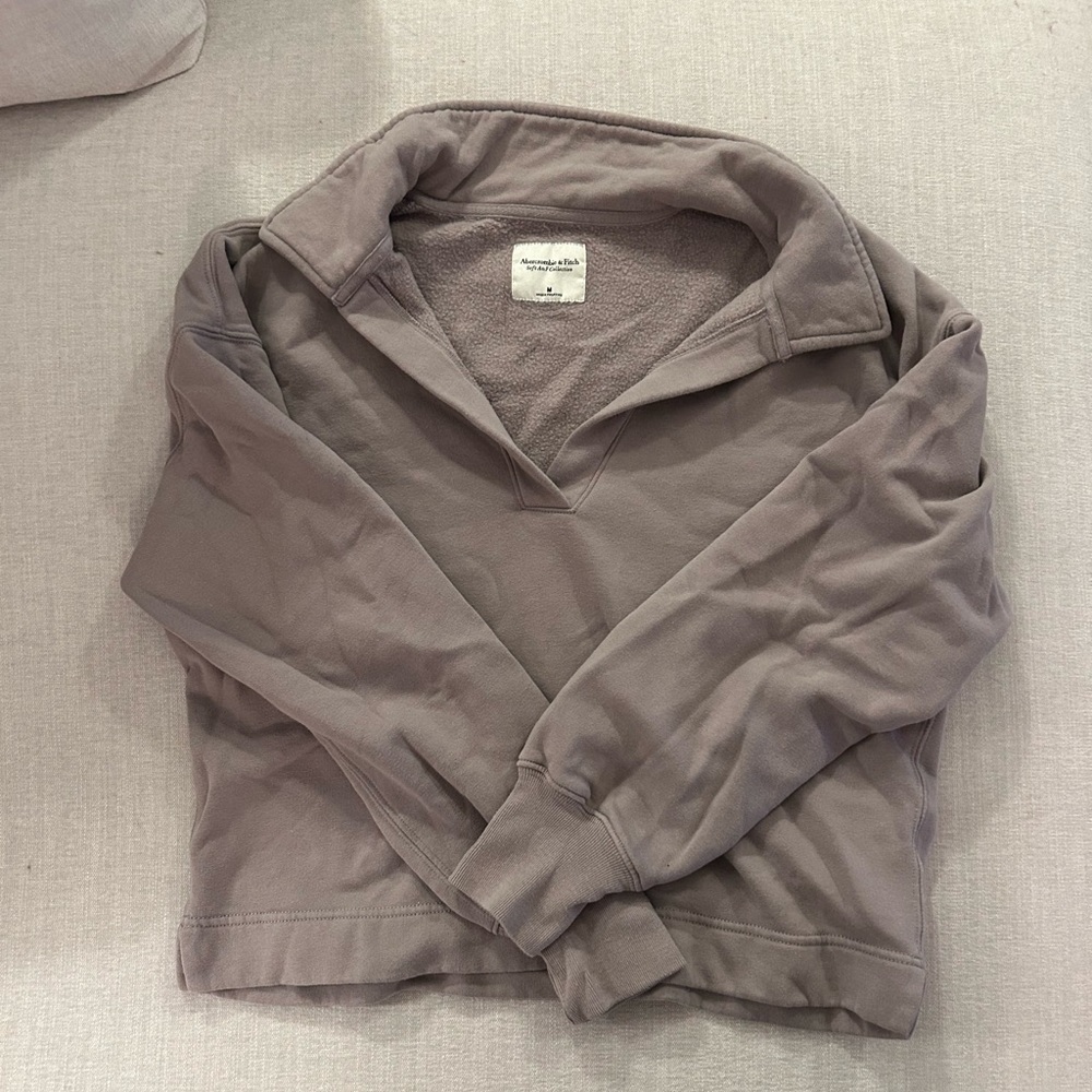 Abercrombie crew neck, size M.